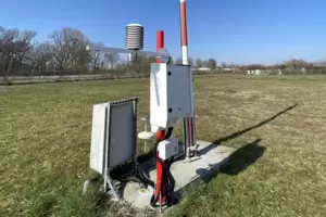 Von der Industriestraße aus sichtbar: Wetterstation. Der Ultraschall-Windmesser ragt sechs Meter in die Höhe. Von der Industriestraße aus sichtbar: Wetterstation. Der Ultraschall-Windmesser ragt sechs Meter in die Höhe.