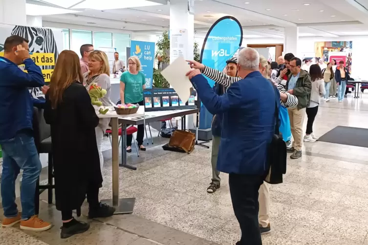 Zweimal hat die neue Integrationsbeauftragte in j&uuml;ngster Vergangenheit im Heinrich-Pesch-Haus eine Job-Messe f&uuml;r Gefl&uuml;chtete mit