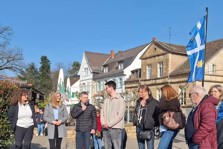 Noch vor der feierlichen Er&ouml;ffnung, waren viele Beschicker von Kunden umlagert. 