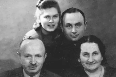 Erfolgreiche Einzelhändler in Frankenthal: Julius und Elsa Abraham (unten) mit den Kindern Ruth und Walter. 