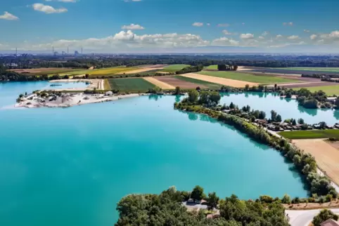 Blick nach Nordosten auf Schlicht und Wolfgangsee: Zwischen dem Kieswerk und den bestehenden Wochenendhäuschen könnten Häuser au