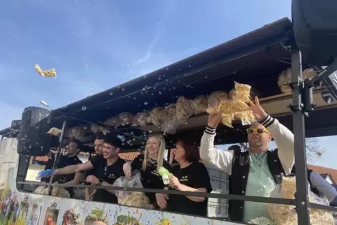 Vom Wagen von Edeka Stiegler regnete es Popcorn und Seifenblasen. 