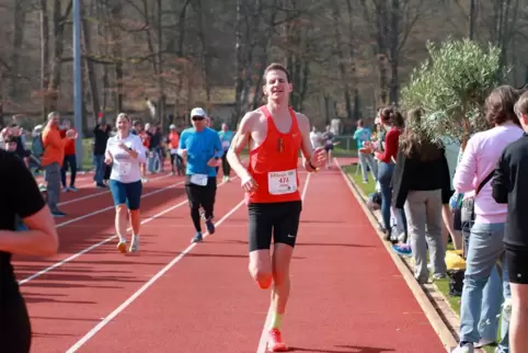 Der Mutterstadter Lennart Nies (TV Maikammer) wurde beim Bienwald-Marathon Pfalzmeister. Sein Bruder Eric kam als Gesamtvierter,