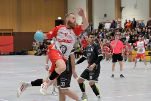 Kann auch sehr gut Siebenmeter: Tim Freitag (am Ball) von der TG Waldsee gegen TSV Speyer.