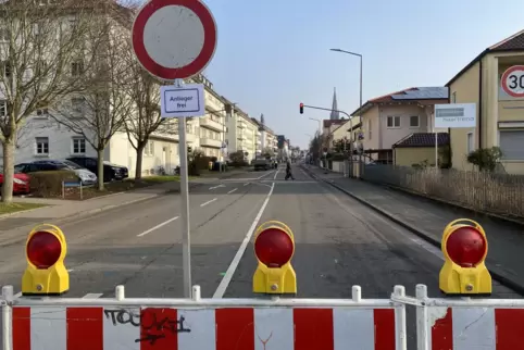 Landauer Straße: Seit Montag für den Durchfahrtverkehr gesperrt. Landauer Straße: Seit Montag für den Durchfahrtverkehr gesperrt.