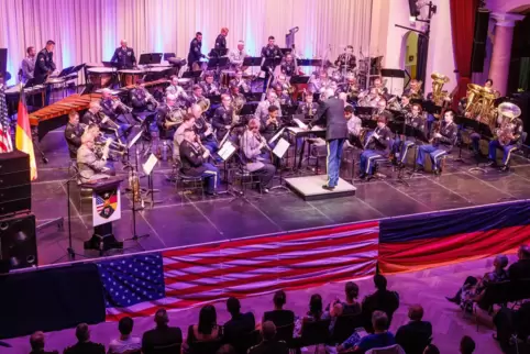 Die Formation US-Army Europe and Africa Band and Chorus wurde in der Fruchthalle von Musikern des Heeresmusikkorps Koblenz ergän