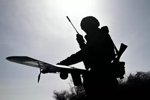 Ein russischer Soldat bereitet den Start einer Drohne vor. Der Kreml versucht, an Hochschulen neue Drohnenpiloten zu rekrutieren