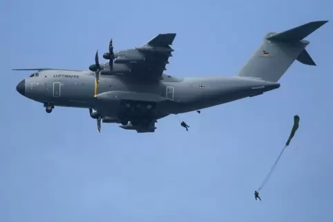 Unser Kolumnist Wolfgang Ohler betont die Verbundenheit der Zweibrücker Fallschirmjäger – hier bei einer Übung über dem Bodensee