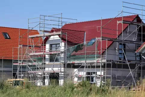 Der Weg zu den eigenen vier Wänden wird immer schwieriger: Steigende Baukosten und fehlende staatliche Förderung erschweren es v Der Weg zu den eigenen vier Wänden wird immer schwieriger: Steigende Baukosten und fehlende staatliche Förderung erschweren es v