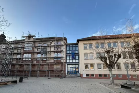 Die Kreisverwaltung am Luitpoldplatz. Der rechte Gebäudeteil, der sogenannte 50-er-Jahre-Trakt, soll verkauft werden. 
