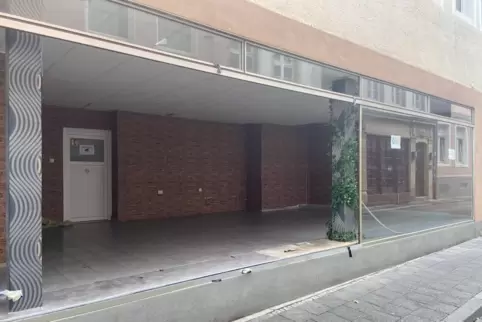 Schustergasse: Ein früherer Automatenkiosk wurde 2025 wieder geschlossen. Inzwischen ist ein Goldankauf eingezogen. Schustergasse: Ein früherer Automatenkiosk wurde 2025 wieder geschlossen. Inzwischen ist ein Goldankauf eingezogen.