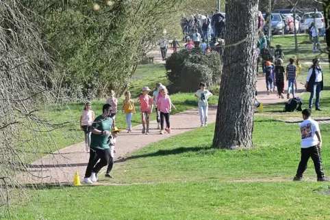 Unser Foto ist beim Spendenlauf der Albert-Schweitzer-Grundschule im April 2025 im Ernstweilerer Prinzenpark entstanden. Unser Foto ist beim Spendenlauf der Albert-Schweitzer-Grundschule im April 2025 im Ernstweilerer Prinzenpark entstanden.