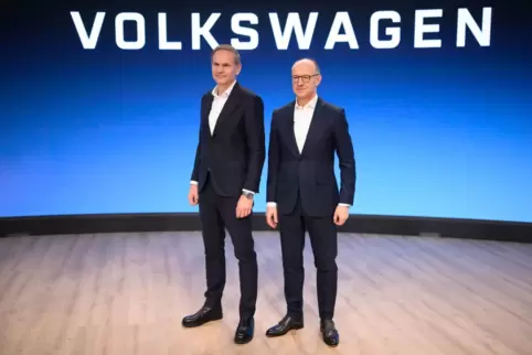 Oliver Blume (links), der Vorstandsvorsitzende der Volkswagen AG, und Finanzvorstand Arno Antlitz am Dienstag in Wolfsburg.