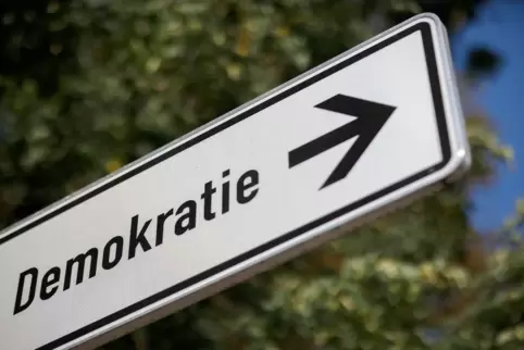Der Verein Demokreativ – Initiative für Haßloch zeigt Menschen, die Haltung zeigen und damit ein sichtbares Zeichen für Demokrat