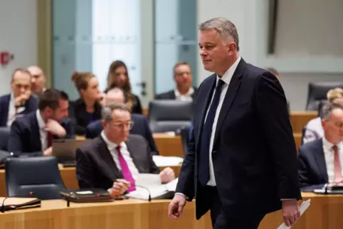 Gordon Schnieder, Vorsitzender der rheinland-pfälzischen CDU und Spitzenkandidat zur Landtagswahl in Rheinland-Pfalz, geht vor A