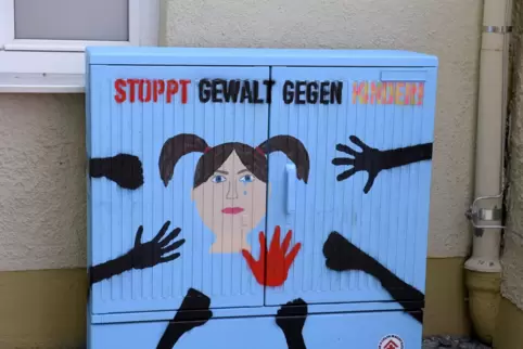Ist es in Ordnung, wenn der Vertrauenslehrer Sex mit der 18-jährigen Schülerin hat? Selbstverständlich nicht, und es ist ein Pro
