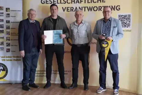 Preisverleihung (von links): Hans-Dieter Drewitz, Christopher Weber, Axel Rolland (SWFV)und Ferit Isufaj (Kreis Rhein-Mittelhaar