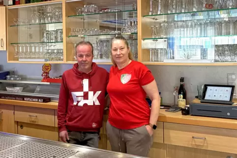 Zeigen deutlich ihre Liebe zum Fußball: Marco und Regina Ferreira betreiben die Vereinsgaststätte des TV Stelzenberg. 