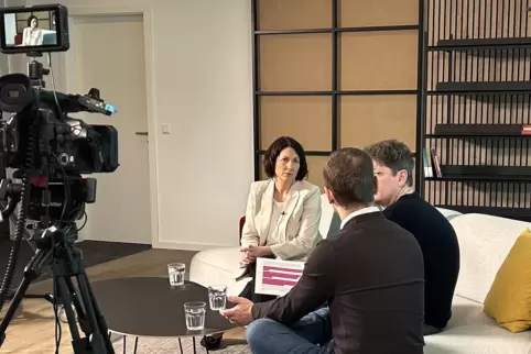 Kämpferisch trotz aktuell schlechter Umfragewerte: FDP-Spitzenkandidatin im Gespräch mit RHEINPFALZ-Chefredakteur Yannick Dillin