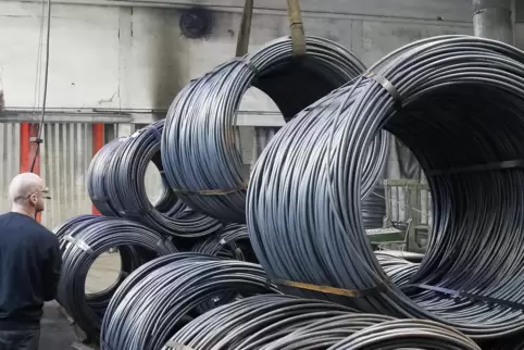 Aus solchen gerollten Walzdrähten werden Stahlstäbe mit einem Durchmesser von fünf bis 30 Millimetern geformt. 