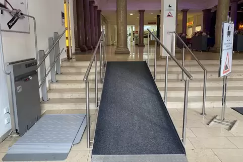 Zugang vom Postplatz aus: links der Hebelift, rechts die Rampe mit Warnschild wegen der Steigung. Zugang vom Postplatz aus: links der Hebelift, rechts die Rampe mit Warnschild wegen der Steigung.
