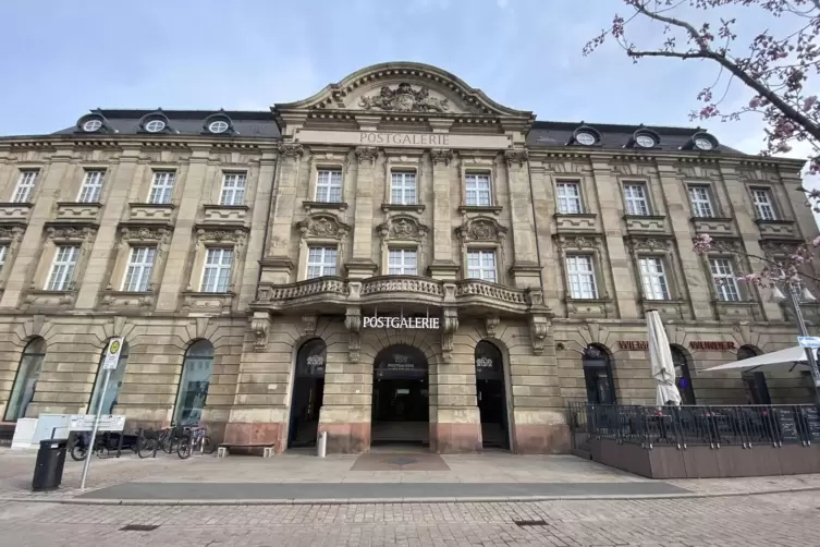 Einkaufs- und Dienstleistungszentrum: Postgalerie. 