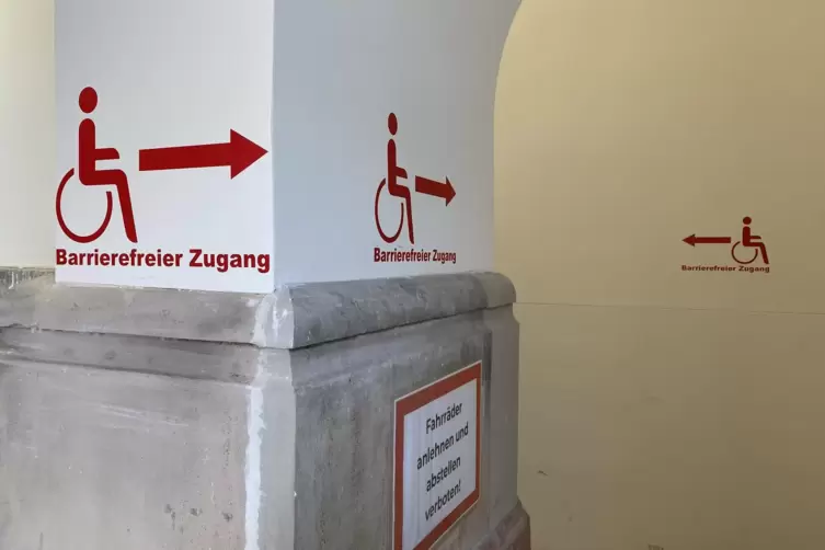 Beschilderung zum Aufzug in der Bahnhofstra&szlig;e.