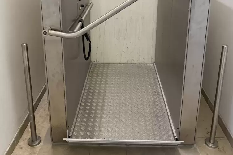 Bahnhofstra&szlig;e: umstrittener Lift. 