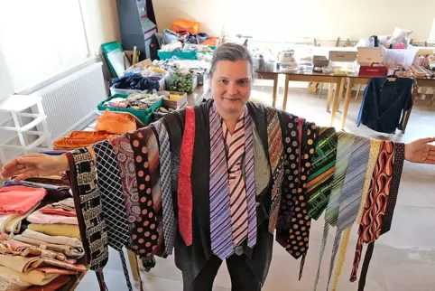 Herlind Hiller präsentiert ein paar der Krawatten, die beim Näh- und Stoffflohmarkt der Landfrauen Contwig-Stambach zum Verkauf 