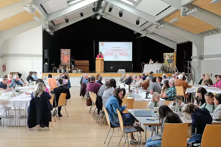 Ihr Jubil&auml;um haben die Mauschbacher Landfrauen in der Pirminiushalle Hornbach gefeiert. Hier spricht Isabel Steinhauer-Theis, Pr