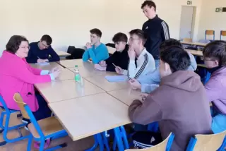 Sechs Schülergruppen befragten Isabel Steinhauer-Theis zu verschiedenen Themen, bei denen die Antwortzeit knapp bemessen war. 
