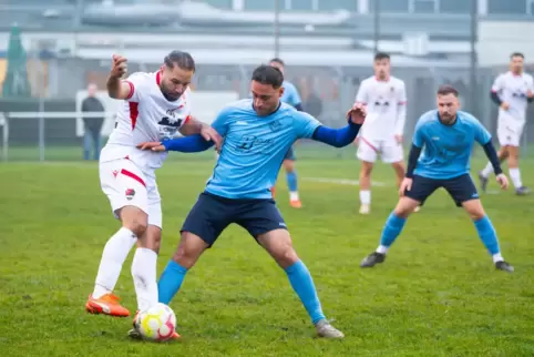 Vatanspor Frankenthal, hier mit Enes Sen (links), erlebt eine nervenaufreibende Saison. 
