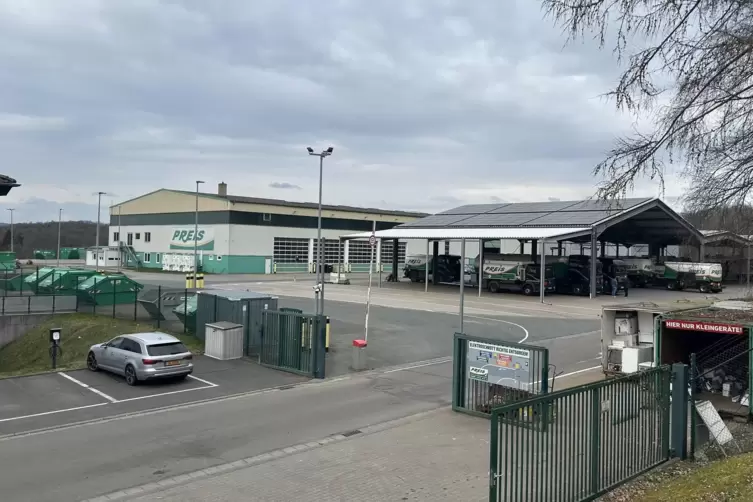Hier in Konken werden die Lkw mit dem Mineral&ouml;l betankt.