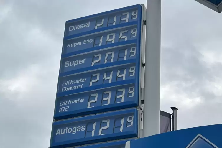 Die Zwei-Euro-Marke ist fast &uuml;berall &uuml;berschritten: Der Tankstellen-Interessenverband rechnet mit noch h&ouml;heren Preisen.
