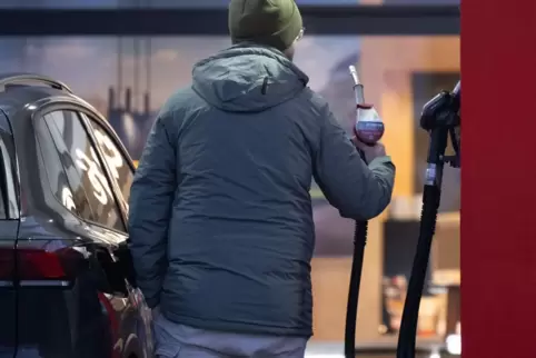 Tanken ist in den vergangenen Tagen deutlich teurer geworden: Die Kunden nehmen es wohl oder übel hin. Tanken ist in den vergangenen Tagen deutlich teurer geworden: Die Kunden nehmen es wohl oder übel hin.