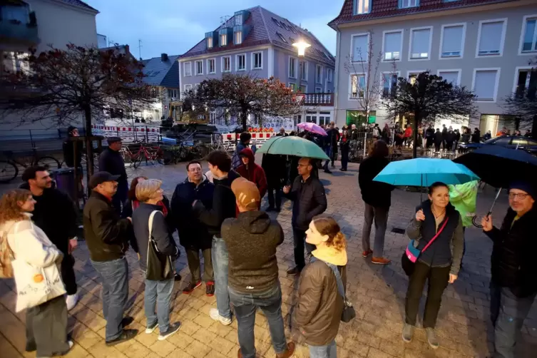 Einige Besucher mussten wegen &Uuml;berf&uuml;llung des Universum-Theaters drau&szlig;en bleiben. 