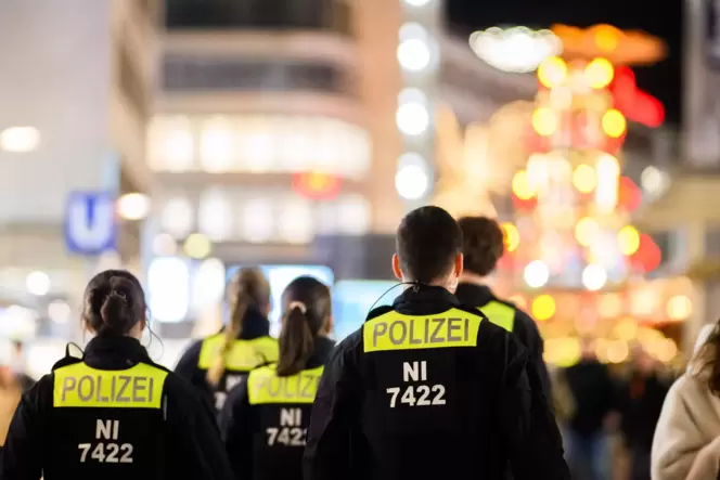 In den Wahlprogrammen der Parteien spielt das Thema Sicherheit eine große Rolle. In den Wahlprogrammen der Parteien spielt das Thema Sicherheit eine große Rolle.