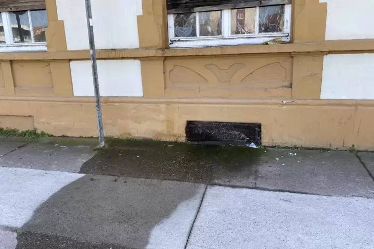 Aus dem Geb&auml;ude tritt Wasser aus. 