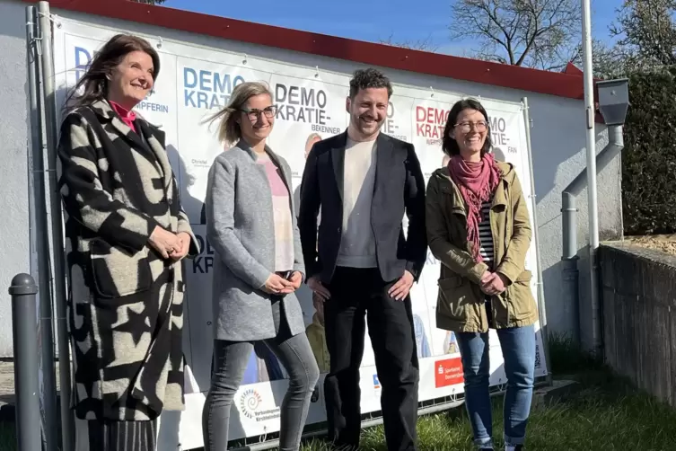 Kirchheimboladens Verbandsb&uuml;rgermeisterin Sabine Wienpahl (links) und Kriegsfelds Ortsb&uuml;rgermeisterin Angi Brab&auml;nder (Zweite von
