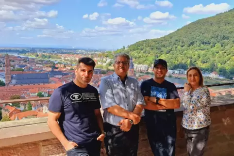 Ein Bild von einem unbeschwerten Ausflug: Die Familie Khodarahmi zusammen vor zwei Jahren bei einem Treffen in Deutschland. Ein Bild von einem unbeschwerten Ausflug: Die Familie Khodarahmi zusammen vor zwei Jahren bei einem Treffen in Deutschland.