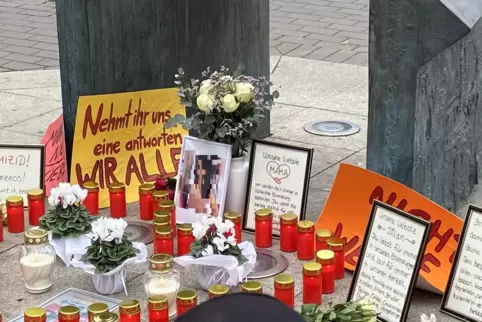 Bei einer Mahnwache am Rathausplatz in Ludwigshafen gedachten viele Menschen der getöteten Dilan K.