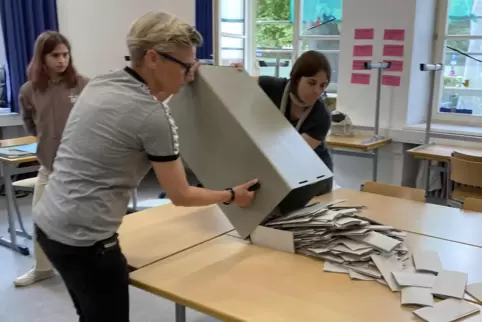 Frühere Wahl: Wahlvorstand-Mitglieder beginnen die Auszählung im Gymnasium am Kaiserdom. Frühere Wahl: Wahlvorstand-Mitglieder beginnen die Auszählung im Gymnasium am Kaiserdom.