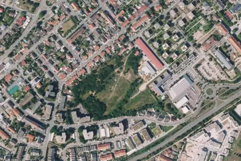 Aus der Luft: grüne Fläche in Speyer-Süd soll teilweise bebaut und teilweise als Biotop aufgewertet werden. Aus der Luft: grüne Fläche in Speyer-Süd soll teilweise bebaut und teilweise als Biotop aufgewertet werden.