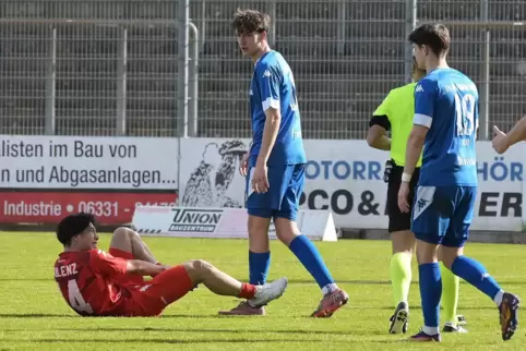 Vergangenen Samstag gehörte A-Junior Marvin Schick (Bildmitte) erstmals in der Herren-Oberliga zur FKP-Startelf – und er bekam n