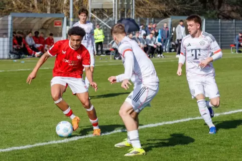 Im letzten Spiel gab es hier kein Durchkommen für Malakai Hoover (links) ) von der U17 des FCK gegen Erblin Osmani vom FC Bayern