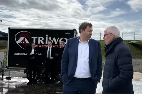Finanzminister und Vizekanzler Lars Klingbeil (SPD) im Gespräch mit dem Triwo-Vorstandsvorsitzenden Peter Adrian auf dem Flugpla