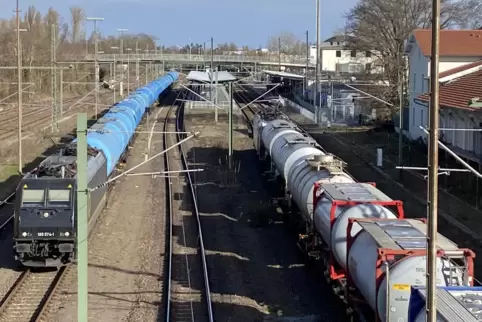 Kein seltenes Bild im Bahnhof Speyer: links abgestellter, rechts durchfahrender Güterzug. Kein seltenes Bild im Bahnhof Speyer: links abgestellter, rechts durchfahrender Güterzug.