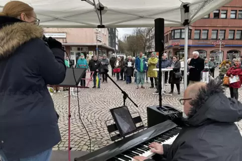 Lieder über den Frieden sang Susanne Duymel, begleitet von ihrem Mann Oliver Duymel am Keyboard.
