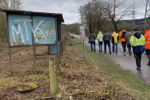 Das kaputte alte Wartehäuschen am Bahnhalt Beeden wird einen zeitgemäßen Nachfolger bekommen. Mit Park-and-Ride-Platz. Das kaputte alte Wartehäuschen am Bahnhalt Beeden wird einen zeitgemäßen Nachfolger bekommen. Mit Park-and-Ride-Platz.