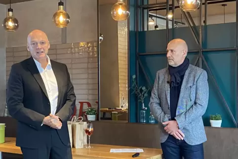 Caprice-Geschäftsführer Jürgen Cölsch (links) und Outlet-Direktor Uli Nölkensmeier geben die neue Partnerschaft mit der Pirmasen Caprice-Geschäftsführer Jürgen Cölsch (links) und Outlet-Direktor Uli Nölkensmeier geben die neue Partnerschaft mit der Pirmasen